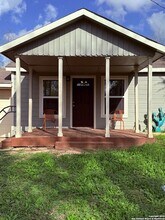 1310 S 4th St in Floresville, TX - Building Photo - Building Photo