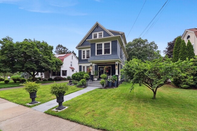 1586 Whitney Ave in Hamden, CT - Building Photo - Building Photo