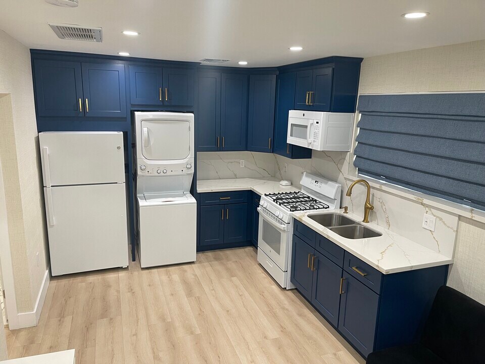 13552 Cantara St in Panorama City, CA - Building Photo