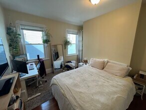 48 Lowell St, Unit 2 in Somerville, MA - Foto de edificio - Building Photo