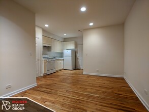 912 W Dakin St, Unit 205 in Chicago, IL - Foto de edificio - Building Photo