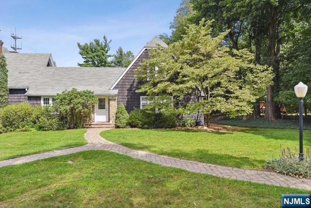 15 E Orchard St in Allendale, NJ - Foto de edificio