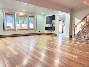 35 Arch Ln in Hicksville, NY - Building Photo - Building Photo