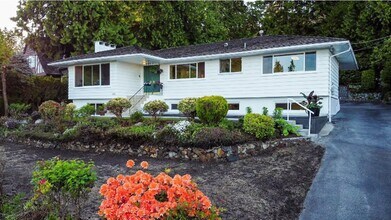 1895 Rosebery Av in West Vancouver, BC - Building Photo - Building Photo