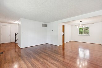 115 S Dickenson Ave in Sterling, VA - Foto de edificio - Building Photo