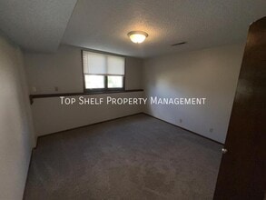 9041 Carpenter Cir Dr in Clive, IA - Building Photo - Building Photo