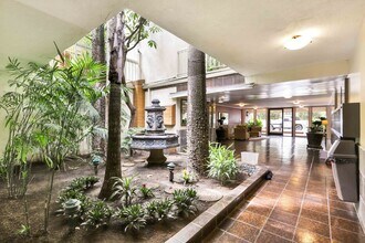 1230 N Sweetzer Ave, Unit 106 in West Hollywood, CA - Building Photo - Building Photo