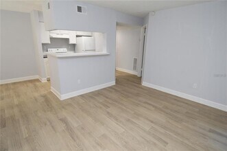 8758 Mallard Reserve Dr in Tampa, FL - Building Photo - Building Photo