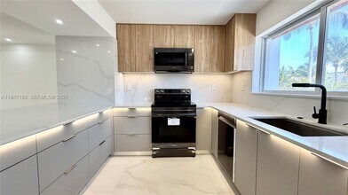 3826 NE 171 St in Miami, FL - Building Photo - Building Photo