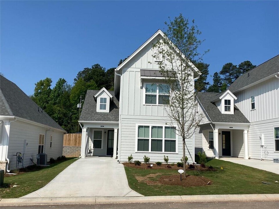 2028 Harvest Pond Cir in Suwanee, GA - Building Photo