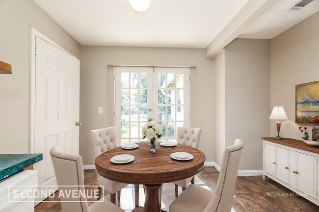 9402 Devonshire Blvd in Jacksonville, FL - Foto de edificio - Building Photo