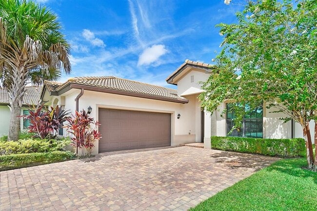 5915 SE Entry Ct in Stuart, FL - Building Photo - Building Photo