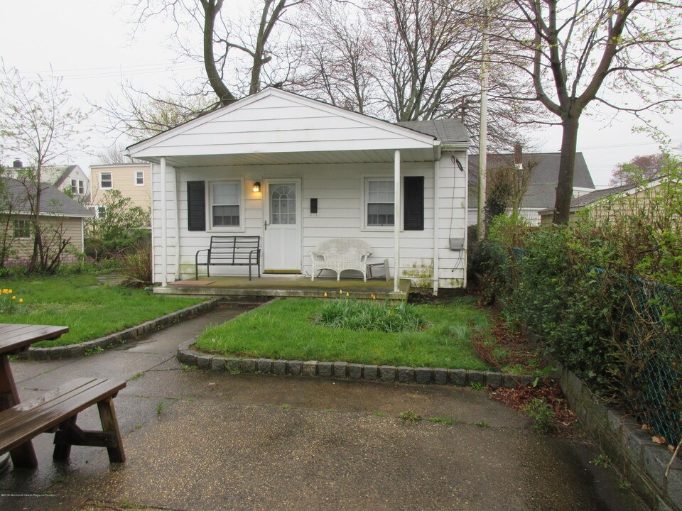 323 15th Ave in Belmar, NJ - Building Photo