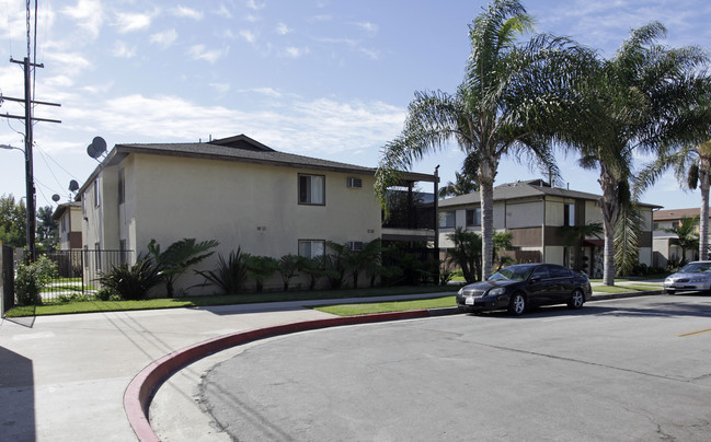 Baywood Apartments in Anaheim, CA - Building Photo - Building Photo