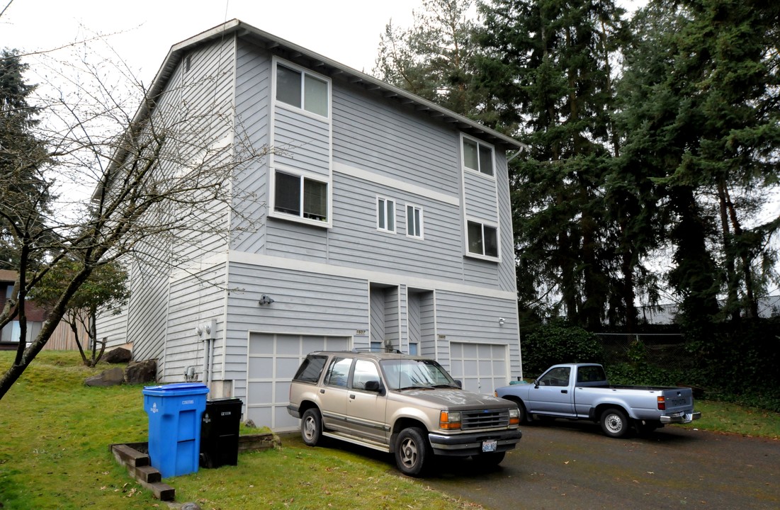 1605 N 202nd Pl in Shoreline, WA - Foto de edificio