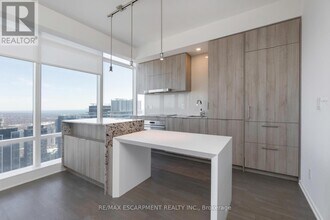 1 Bloor St E in Toronto, ON - Building Photo - Building Photo