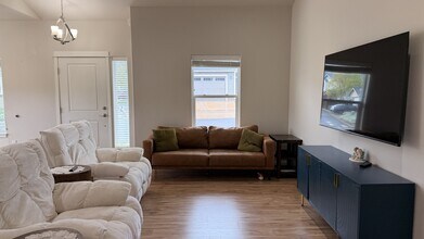 301 Wintersage in Talent, OR - Building Photo - Building Photo