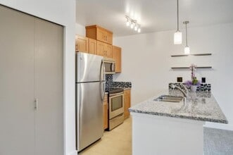 2440 Western Ave in Seattle, WA - Building Photo - Building Photo