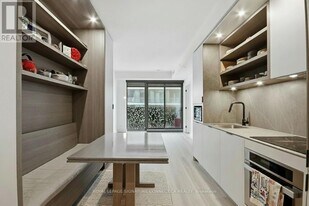 55 Charles St E in Toronto, ON - Building Photo