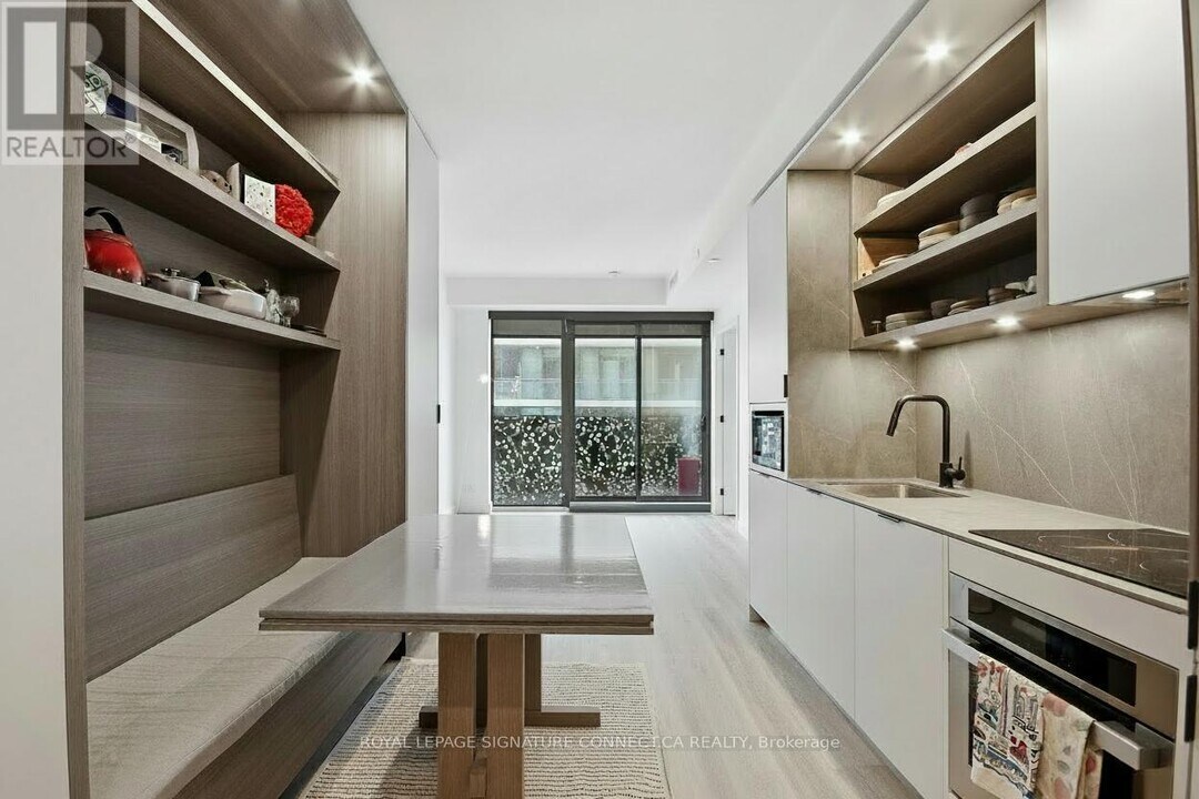 55 Charles St E in Toronto, ON - Building Photo