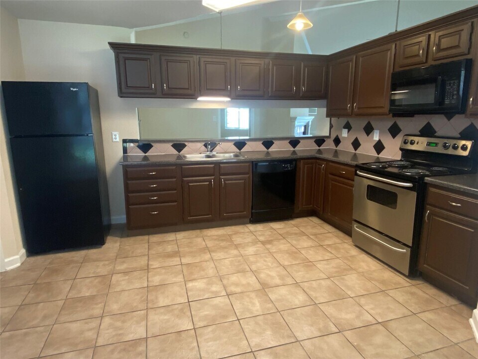 2214 S Ferrisburg Ct in Sugar Land, TX - Building Photo