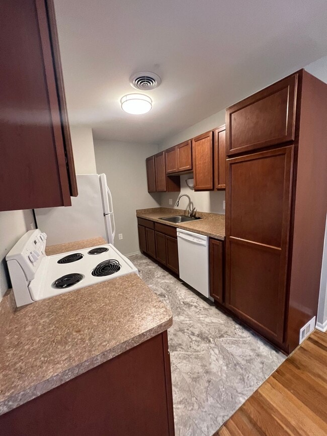 Rosewood Apartments in Ferndale, MI - Building Photo - Building Photo