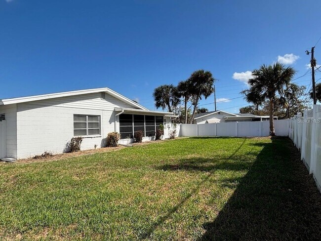 1775 Loralin Dr in Englewood, FL - Building Photo - Building Photo