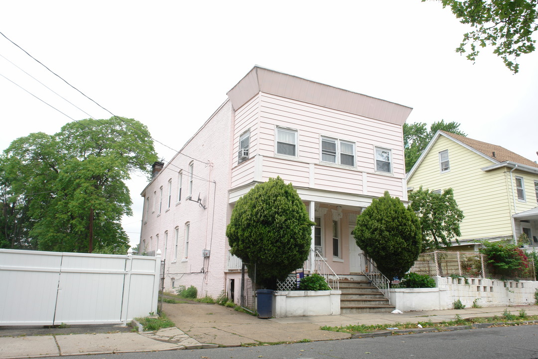 395 Mechanic St in Perth Amboy, NJ - Building Photo