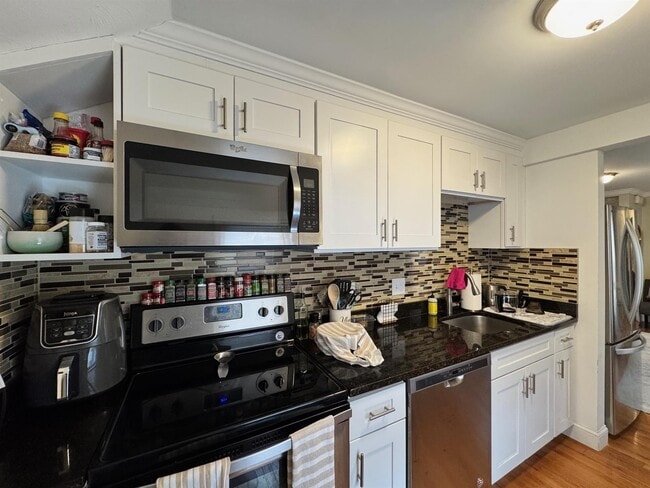 25 4th St, Unit 2 in Medford, MA - Foto de edificio - Building Photo