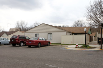 Creekside Villas in North Canton, OH - Foto de edificio - Building Photo