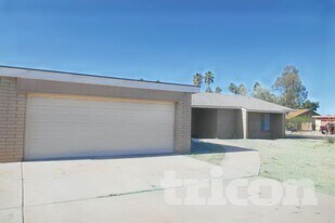 823 W Juanita Cir in Mesa, AZ - Building Photo