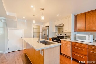 653 St Francis Blvd in Daly City, CA - Foto de edificio - Building Photo