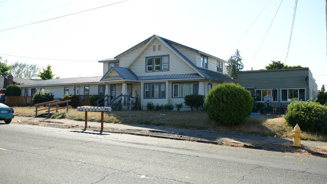 604 S Molalla Ave in Molalla, OR - Foto de edificio - Building Photo