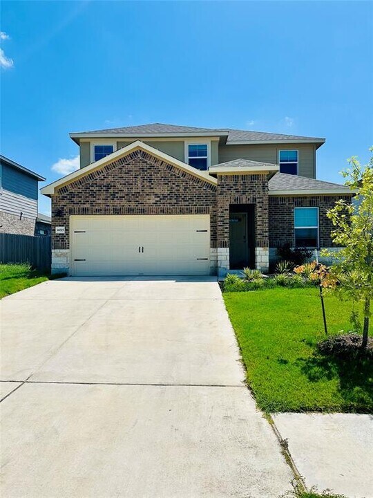 14025 Heartland Dr in Manor, TX - Building Photo