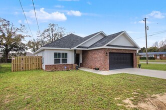 197 W 1st Ave in Crestview, FL - Building Photo - Building Photo