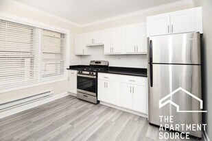 837.5 W Cornelia Ave, Unit 1N in Chicago, IL - Building Photo