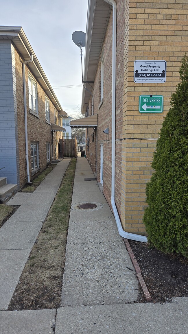 5818 N Elston Ave, Unit BR in Chicago, IL - Foto de edificio - Building Photo