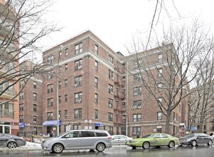 4211 Kissena Blvd in Flushing, NY - Foto de edificio - Building Photo