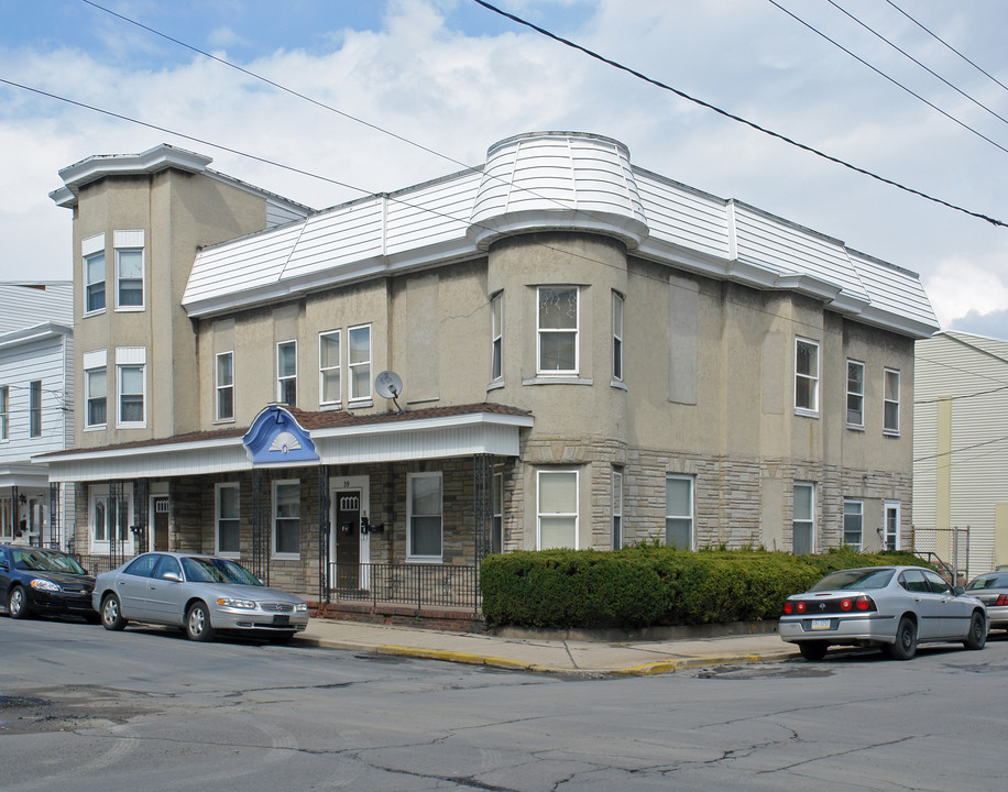 39 W Oak St in Shenandoah, PA - Building Photo