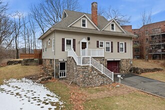 11 Oakdale Mnr in Suffern, NY - Foto de edificio - Building Photo