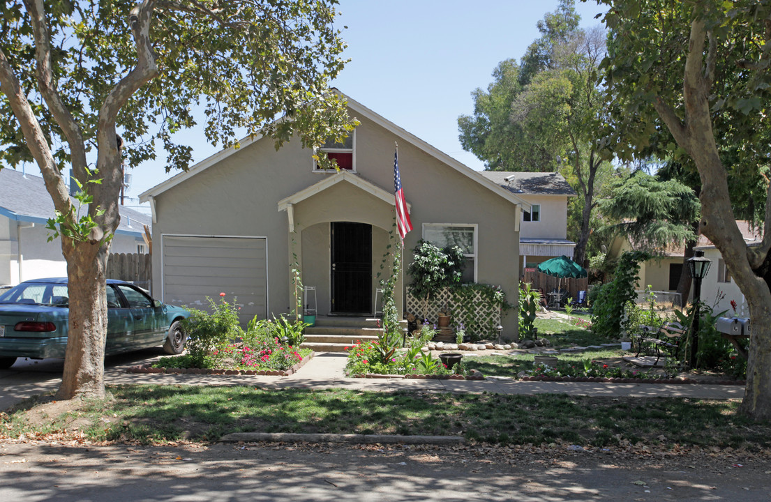 144 S Santa Ana Ave in Modesto, CA - Foto de edificio