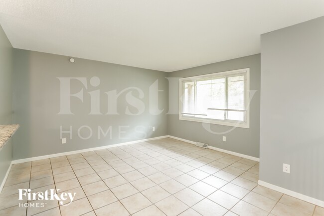 5013 NW Woody Creek Ln in Kansas City, MO - Building Photo - Building Photo