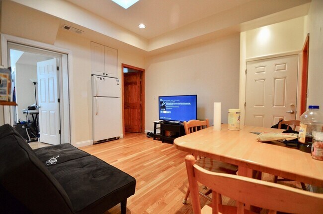1803 Beacon St, Unit 8 in Brookline, MA - Building Photo - Building Photo
