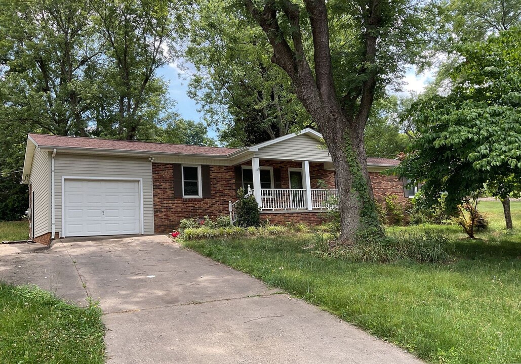 821 Cabaniss Dr in Shelby, NC - Foto de edificio