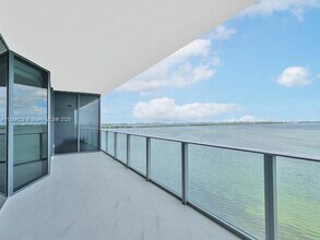 700 NE 24th St in Miami, FL - Building Photo - Building Photo