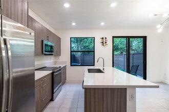 15824 NW 91st Ct in Miami Lakes, FL - Building Photo - Building Photo