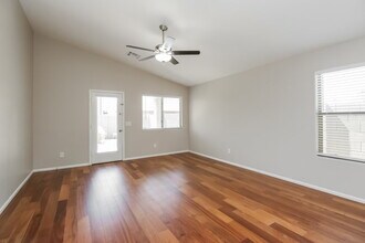 10223 W Gross Ave in Tolleson, AZ - Foto de edificio - Building Photo