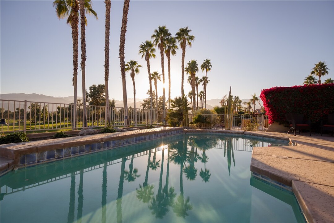 78 Kavenish Dr in Rancho Mirage, CA - Foto de edificio