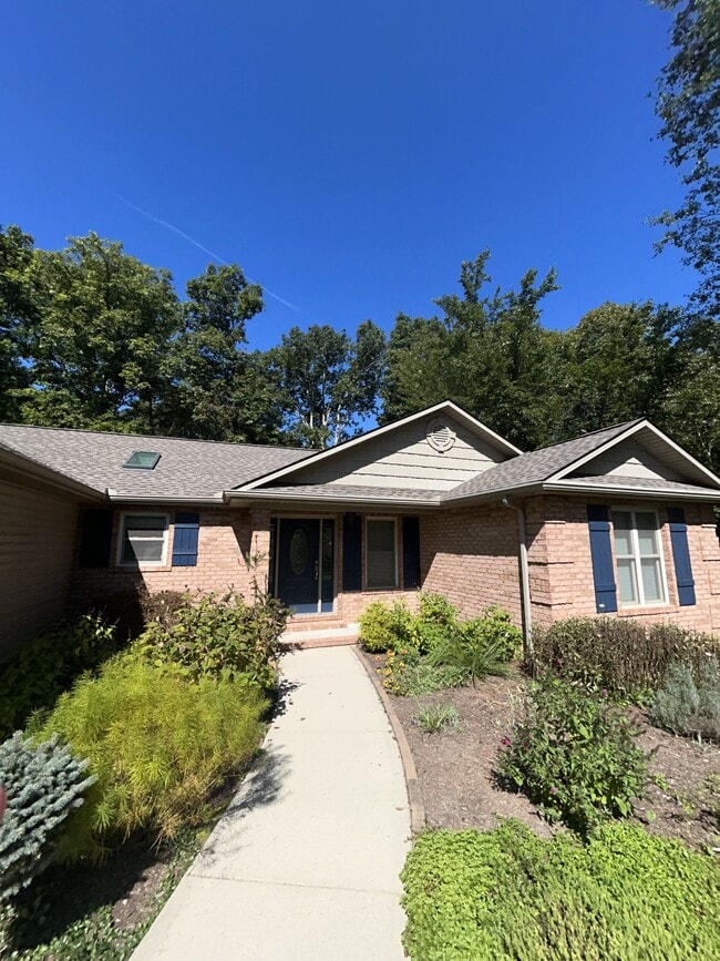 40 Brooks Ln in Crossville, TN - Foto de edificio - Building Photo