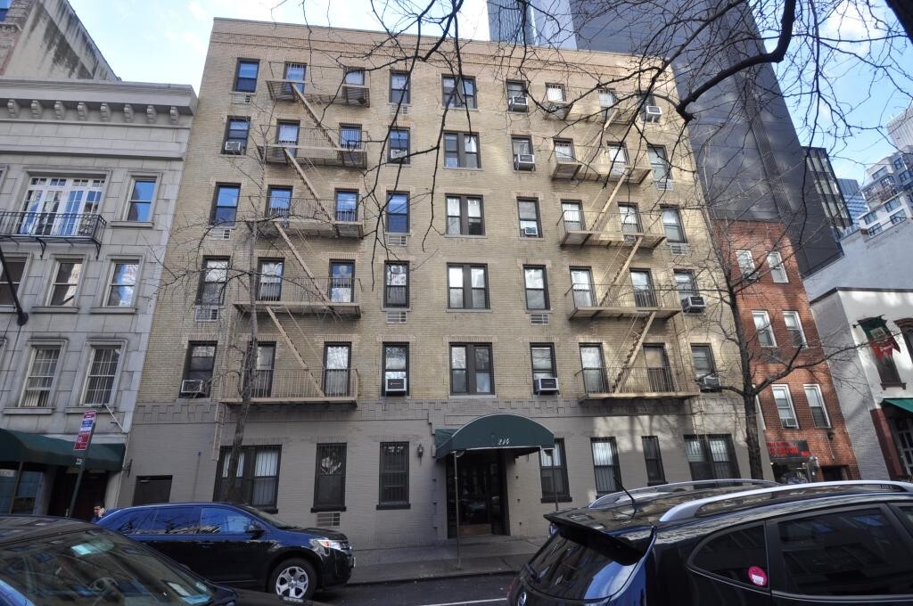 214 E 51st St in New York, NY - Building Photo